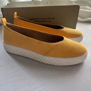 SOUL Naturalizer NEELA Yellow Faux Leather Slip On Loafers, Size 6.5 Wide